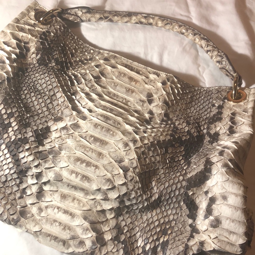 Grand Pelle, by Vera Pelle collection